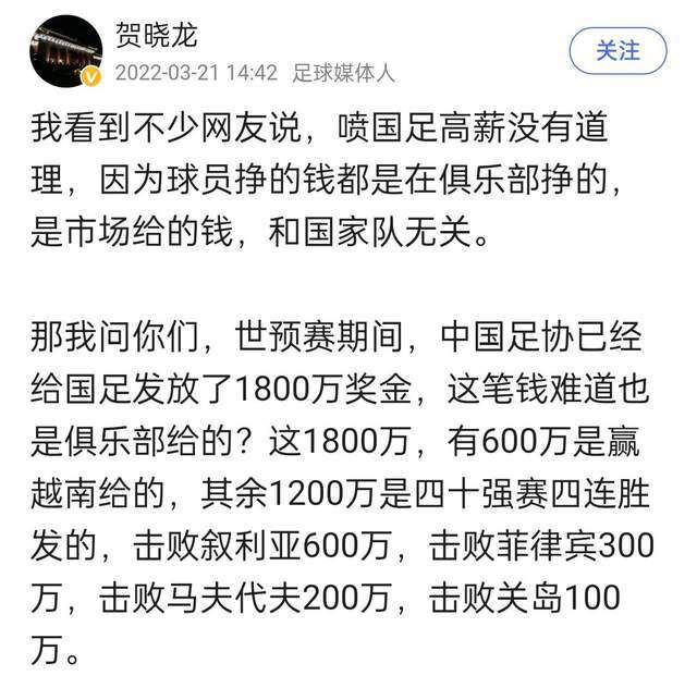 黄轩手抚寸头笑容满面，尽显年轻人的意气风发